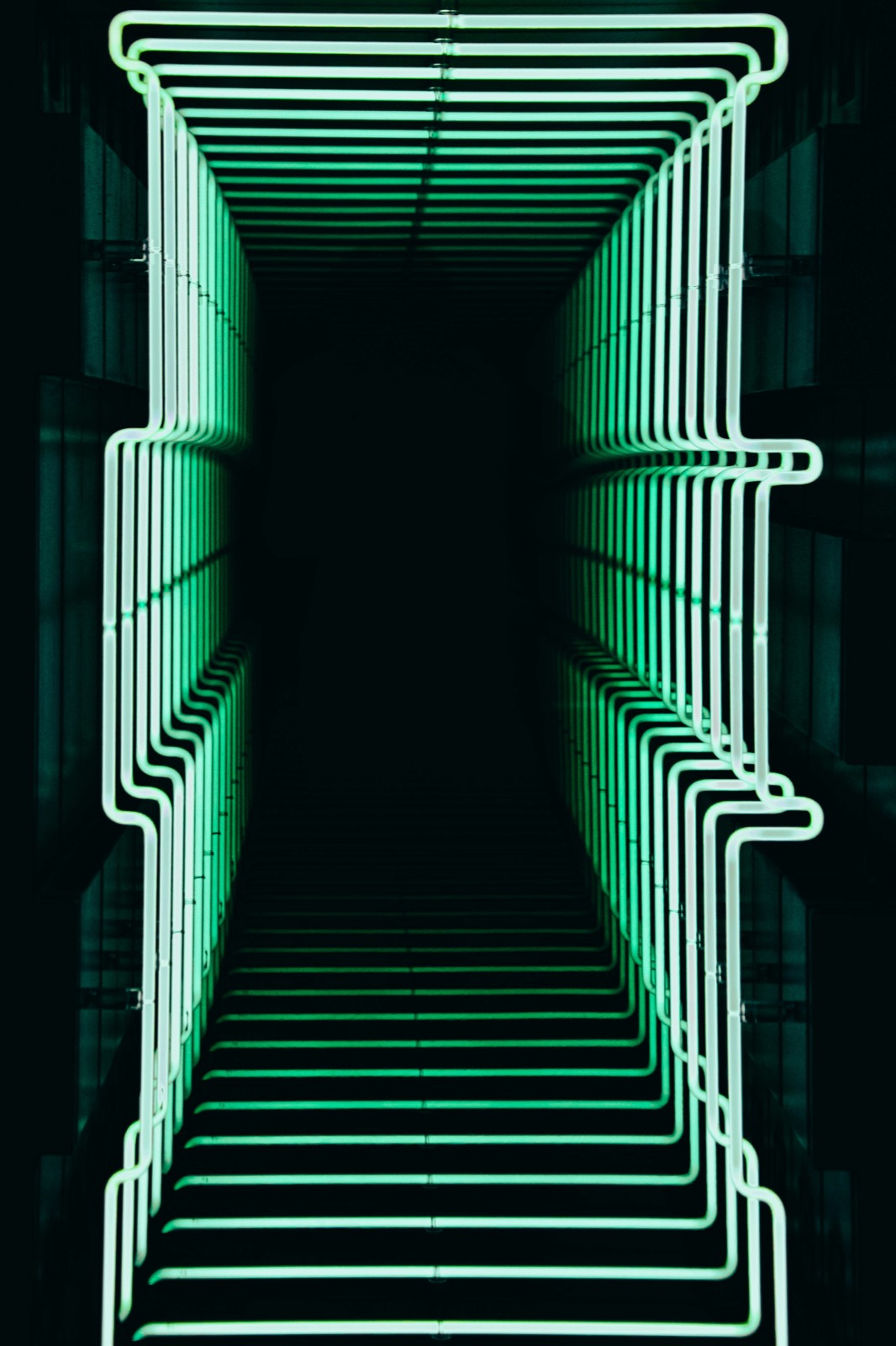 Structure de néons verts en perspective — développement web